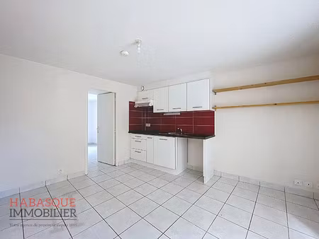 location appartement 2 pièces à lesneven (29260) : à louer 2 pièces / 27m² lesneven