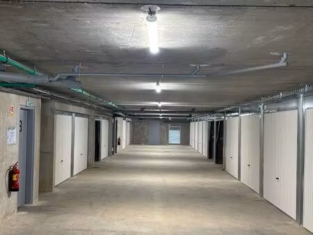 à louer : grand garage de 17 m² - résidence neuve (allan)