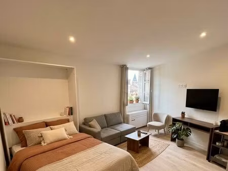 ? studio meublé sous les toits – entièrement rénové – clim/pac – auch centre historique – 