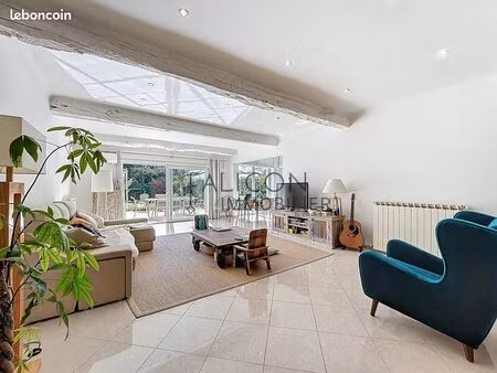 villa 7 pièces 206 m²