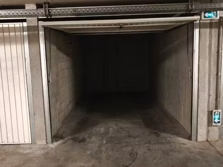 a louer garage fermé en s/sol avec vidéo surveillance