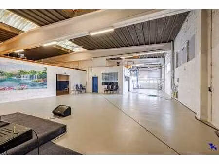 entrepôt avec vaste espace commercial  idéal pour diverses a