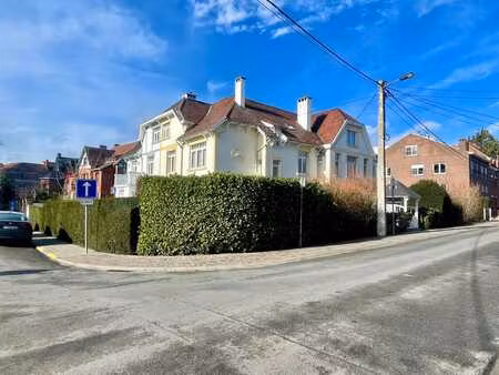 demeure de caractère en plein centre-ville avec jardin!