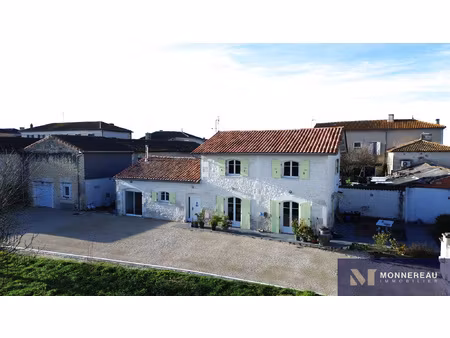 maison en pierre avec jardin et garage