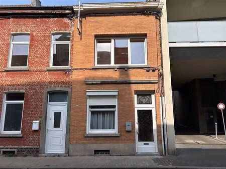 jolie maison avec jardin située au centre-ville