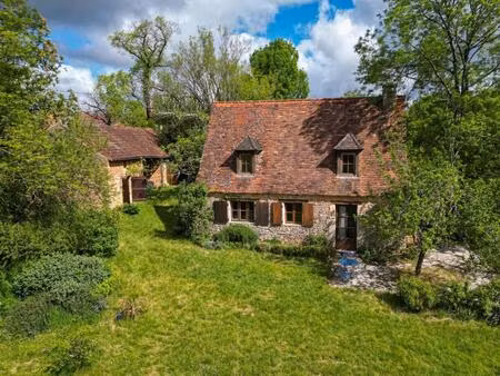 sur les hauteurs de la vallée du céou  bel ensemble de 2 maisons et piscine sur terrain de