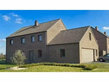 très jolie et grande villa contemporaine et beau jardin