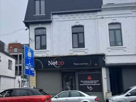 beau rez-de-chaussée commercial rénové