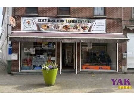 surface commerciale dans une rue commerçante