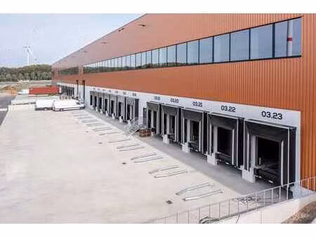 bâtiment logistique de 21.147 m² et mezzanine de 4.973 m²...