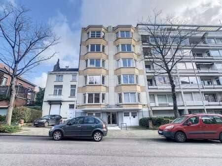 vaste entrepôt/atelier avec garage et parking–avenue coghen