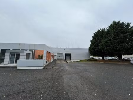 location local d'activités 2 100 m²