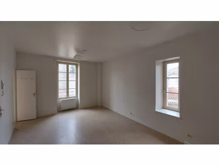 studio 23.65 m2 saint maixent l'ecole.