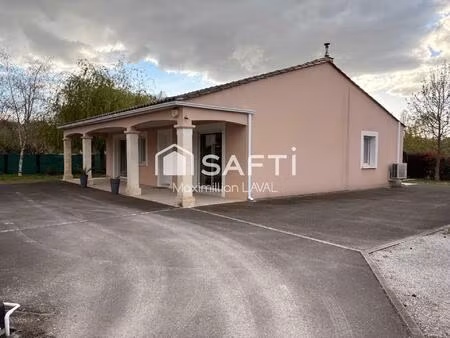 maison calme avec carport et 2 dépendances.