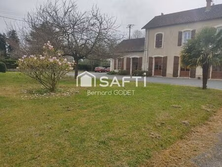 ancienne gare sncf rénovée dans un petit village de caractère