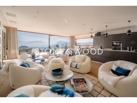 villa contemporaine avec vue panoramique sur le lac et les m