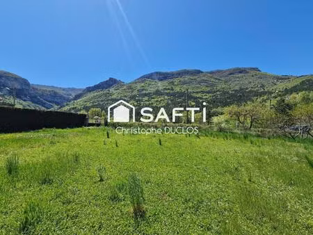 terrain constructible avec viabilisations en bordures.