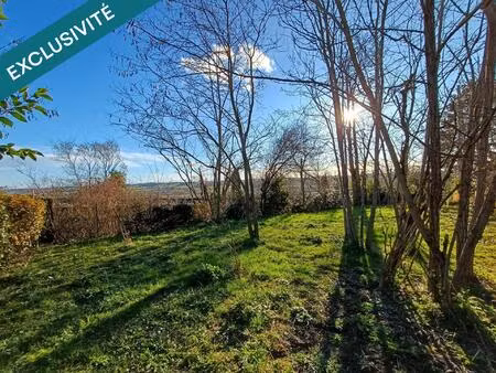 beau terrain plat en hauteur au calme