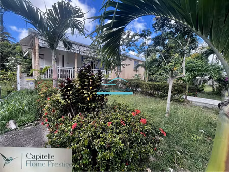 maison d'environ 214 m2 avec t2 indépendant à anse bertrand