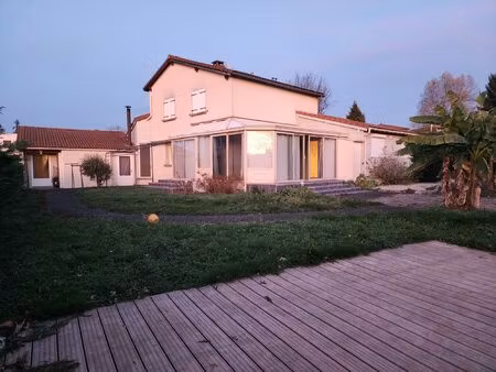 maison familiale avec jardin et piscine
