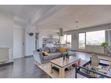 location meublée appartement 4 pièces 80 m² à lyon 8ème (69008)  1 380 €