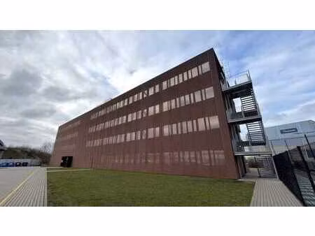 bureau prêt à l'emploi à louer dans un immeuble de bureaux