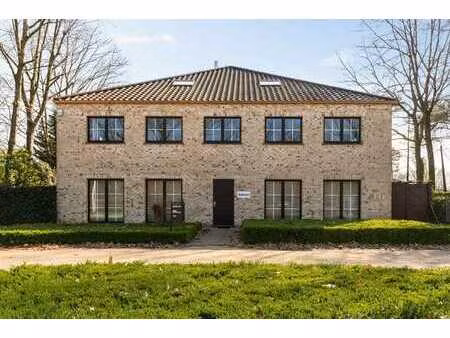 kantoor (489 m²) met parking op strategische ligging!