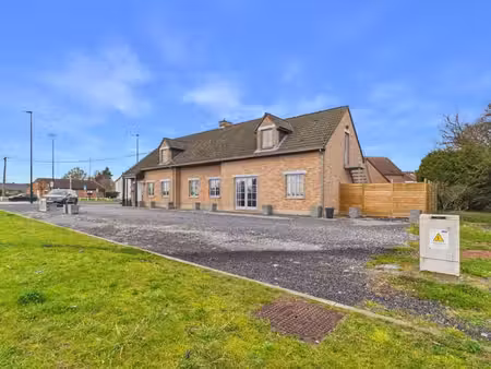 sous option horeca ou bureaux + appartement au 1er à waremme