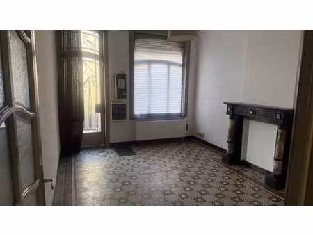 maison 3 chambres à courcelles + cour  jardin & annexe