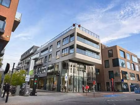 ruim appartement met 3 slaapkamers  2 badkamers en garage.