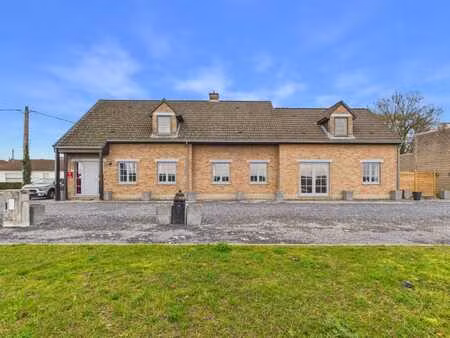 horeca ou bureaux + appartement au 1er à waremme