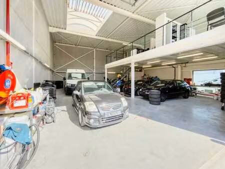 192 m² stock/atelier + 68 m² mezzanine (bureau) + 2 p