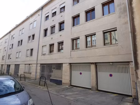 location parking à nimes (30000)  102 €