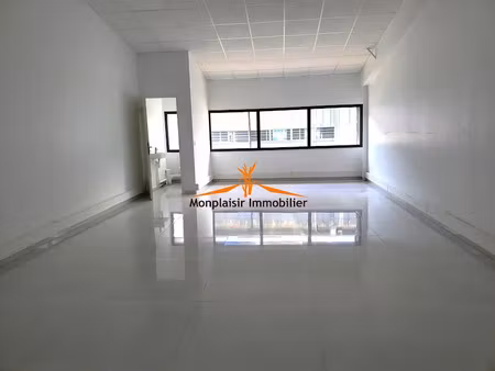 location locaux professionnels 2 pièces 54 m² à baie mahault (97122)  837 €