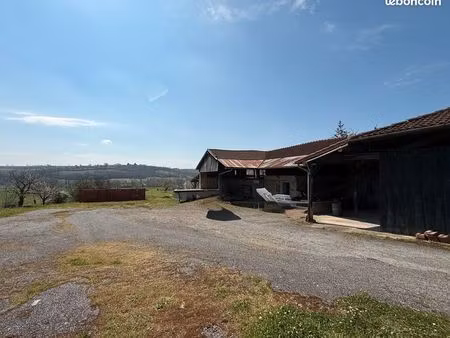 ensemble immobilier avec hangars et maison d'habitation