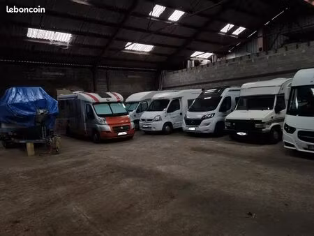 location emplacement sous hangar fermé
