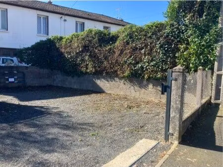 place de parking sécurisée-accès portail