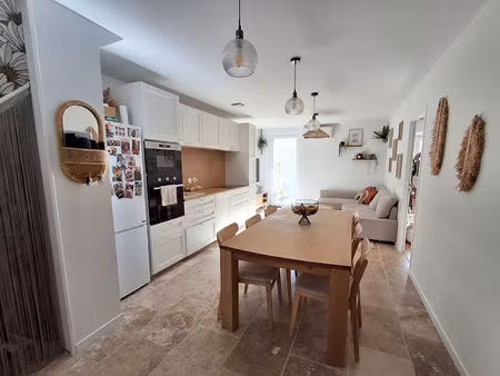 port la nouvelle. ensemble immobilier 2 appartements t2/t3 combles garage cour intérieur