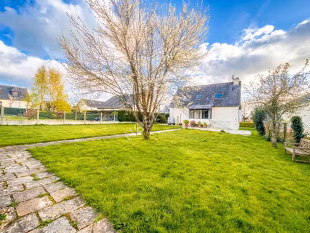 à vendre  en plein centre de chevaigné  maison de 114 m² habitables   4 chambres  un sous-