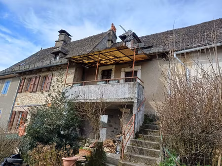 xaintrie  charmante maison en pierre avec toiture en lauzes