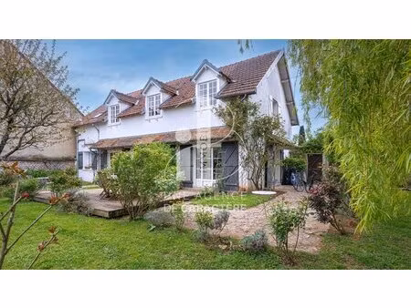 a 6 km de fontainebleau  maison de caractere de 210 m² sur un jardin de 906 m²