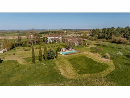 propriété en pierre avec vue dégagée