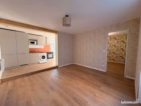 maison à louer à st savin avec 1 chambre et une cour