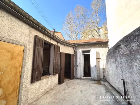 marseille le camas-13005- maison de ville avec exterieur a renov