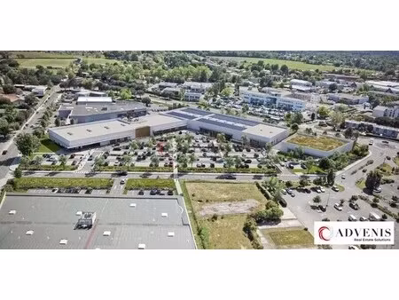 location commerce 350 m² à 802 m²