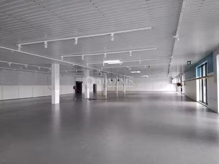 location commerce 850 m²