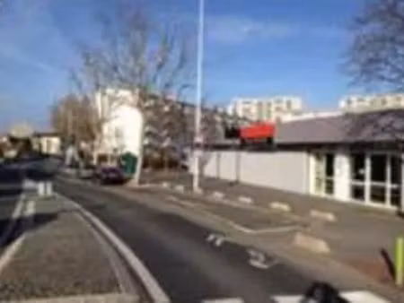 location commerce 121 m²