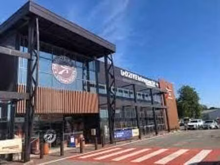 location commerce 143 m²