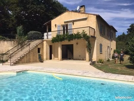 maison avec piscine à louer à l’année