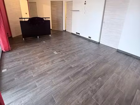 a louer à l'année - local commercial ou professionnel - 64 m² - en rez de chaussée - porto